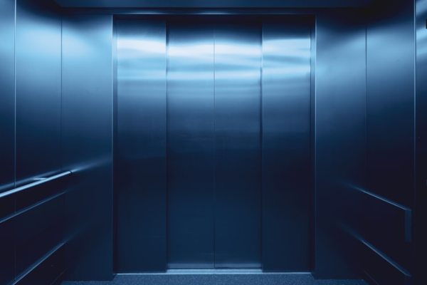 Quanto custa colocar um elevador num edifício?